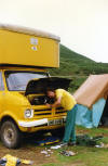 dave bell fixing van.jpg (94035 bytes)